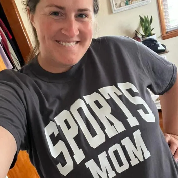 Varsity Style - SPORTS MOM - SHORT SLEEVE COMFORT COLORS TEE